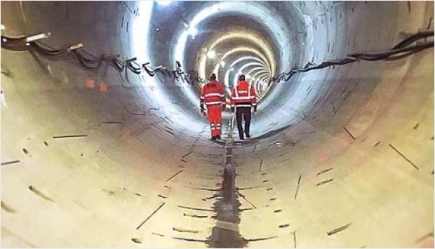 Zwei Männer stehen mitten in einem Tunnel.