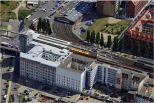 Eine Luftaufnahme eines Bahnhofs und von Gebäuden.