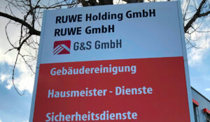 Ein Schild mit der Aufschrift Ruwe Holding GmbH.
